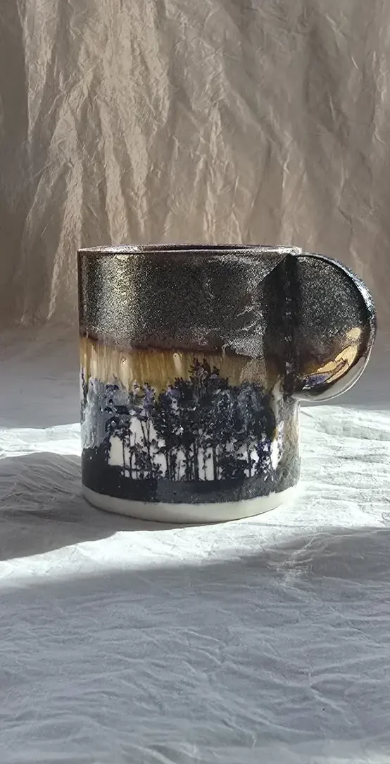 Tasse paysage d'automne