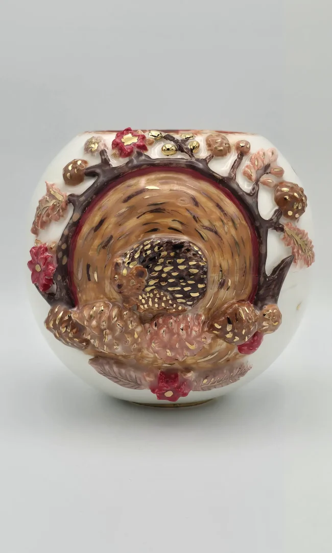 Vase hérisson dans son abri d'hiver